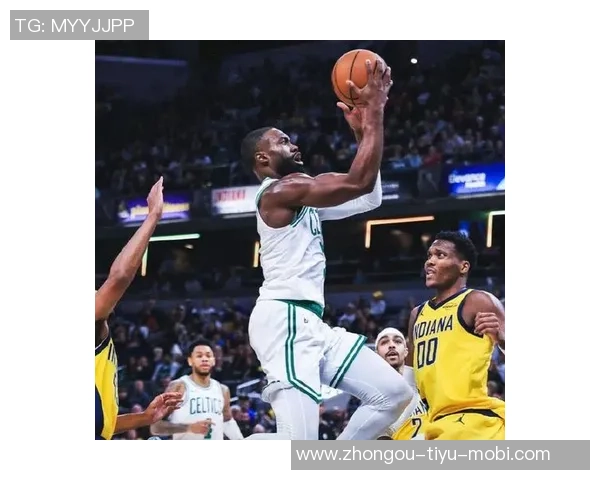 杰伦布朗半场表现全面9分9板6助助力球队攻防两端