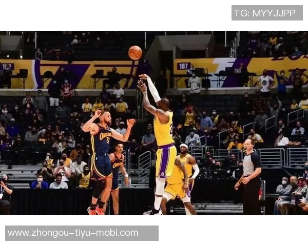 雷迪克透露詹姆斯本周积极参与个人训练提升状态